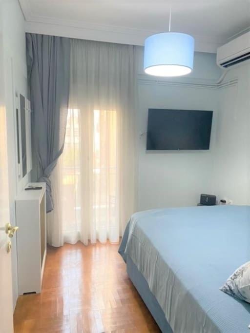 Bed, TV and multimedia, Photo of the whole room, Bedroom, air conditioner