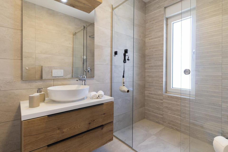 Shower, Toilet, Bathroom, towels