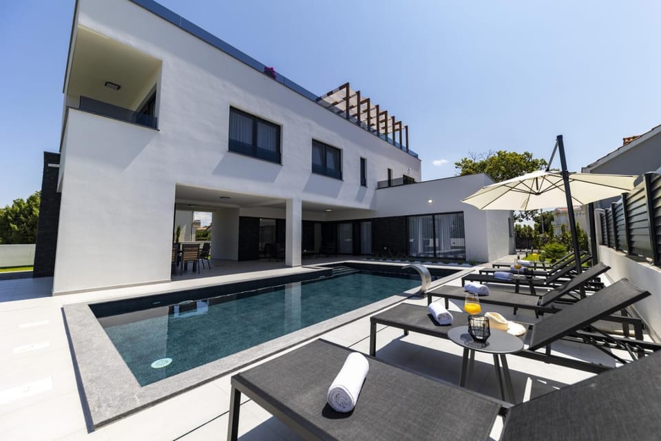 Property building, Patio, Day, Swimming pool, sunbed