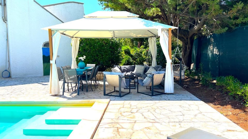 Property building, Garden, Dining area, Garden view, Pool view, Swimming pool, sunbed