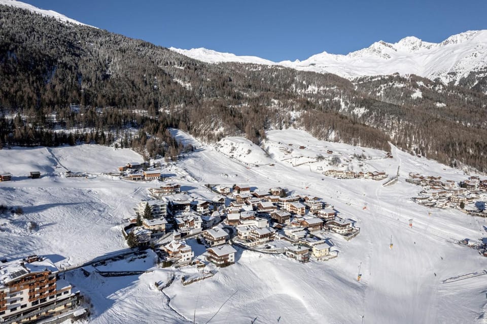 Property building, Skiing, Skiing