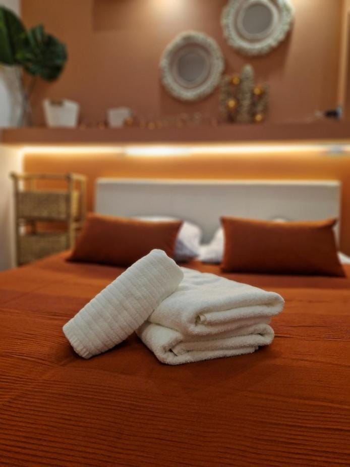 Bed, Bedroom, towels