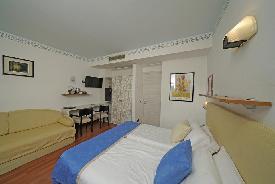 Balcony/Terrace, Living room, Photo of the whole room, Bedroom