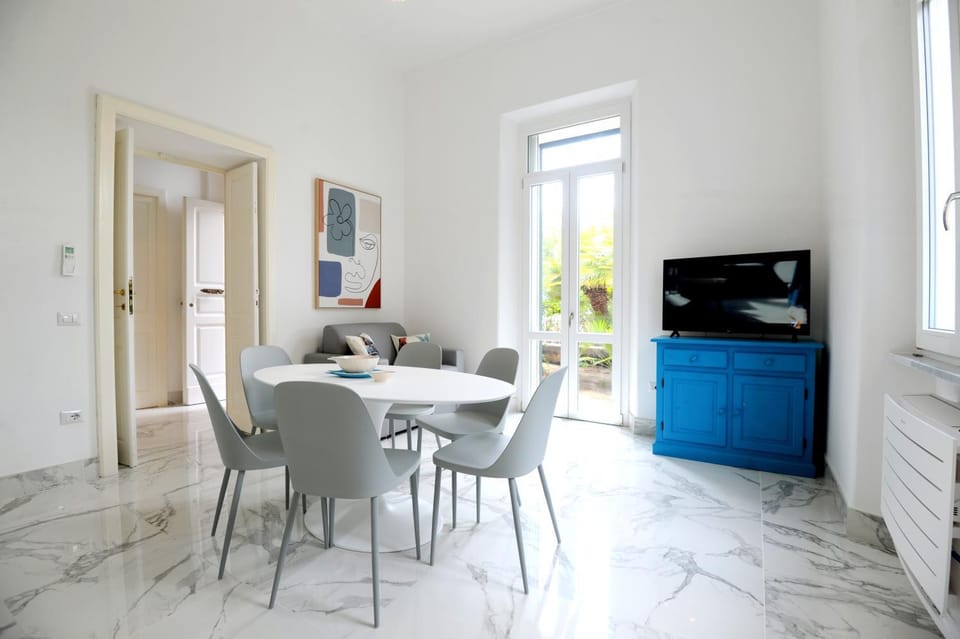 TV and multimedia, Kitchen or kitchenette, Living room, Seating area, Dining area