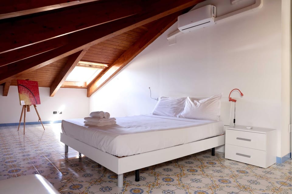 Bed, Photo of the whole room, Bedroom, towels