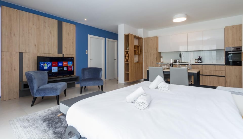 Bed, TV and multimedia, Kitchen or kitchenette, Living room, Photo of the whole room, Seating area, Dining area, minibar, pet friendly, wardrobe