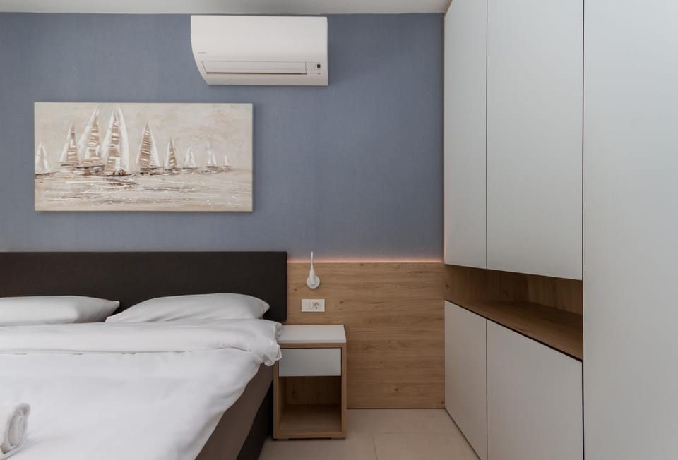 Bed, Photo of the whole room, Bedroom, air conditioner