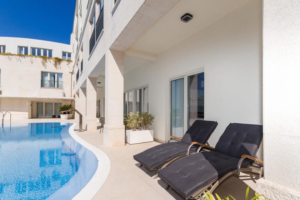 Property building, Patio, Day, Pool view, Swimming pool, sunbed