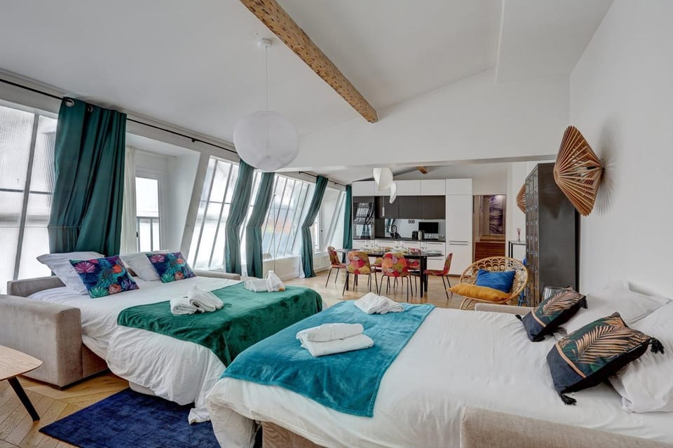 Bed, Living room, Bedroom, towels