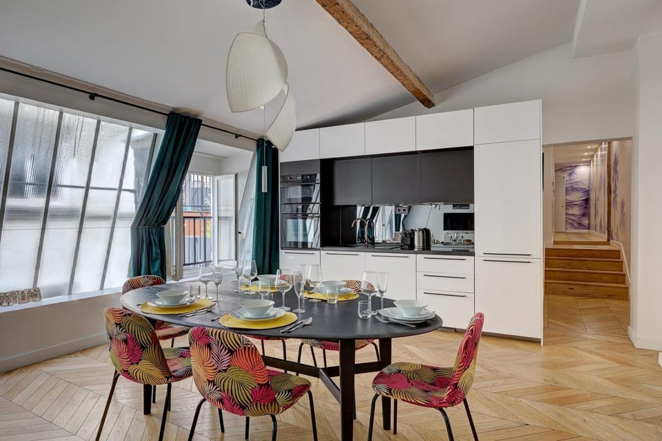 TV and multimedia, Kitchen or kitchenette, Living room, Dining area, stove