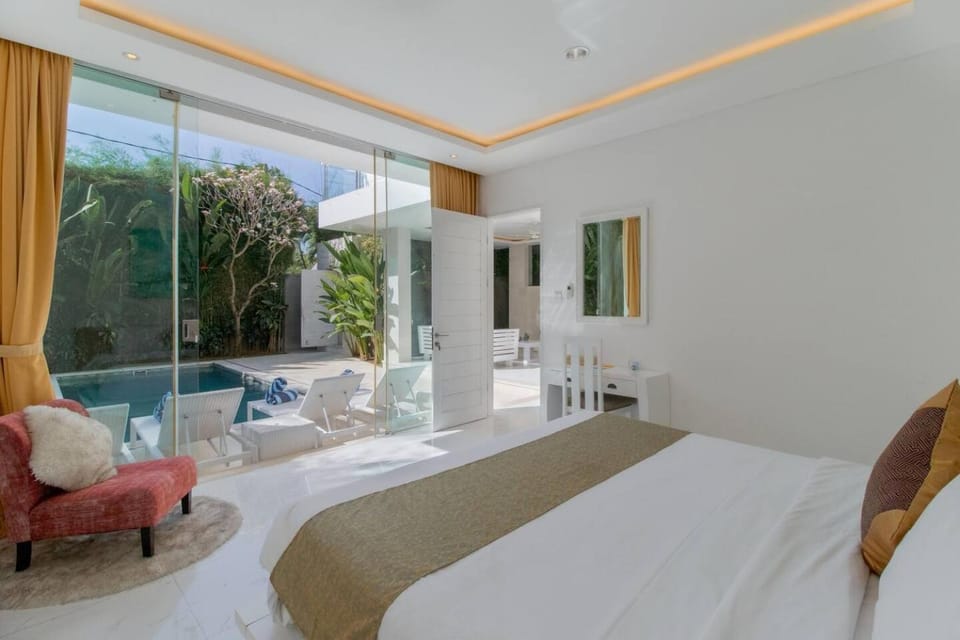 Superb 3 Bed Villa, Walk to Beach, Fast Wi-Fi, Villa in Kuta