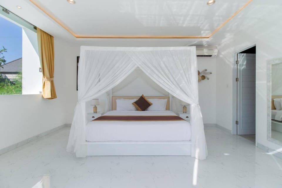 Superb 3 Bed Villa, Walk to Beach, Fast Wi-Fi, Villa in Kuta