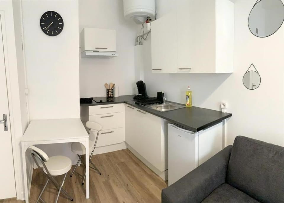 Kitchen or kitchenette, Dining area, stove