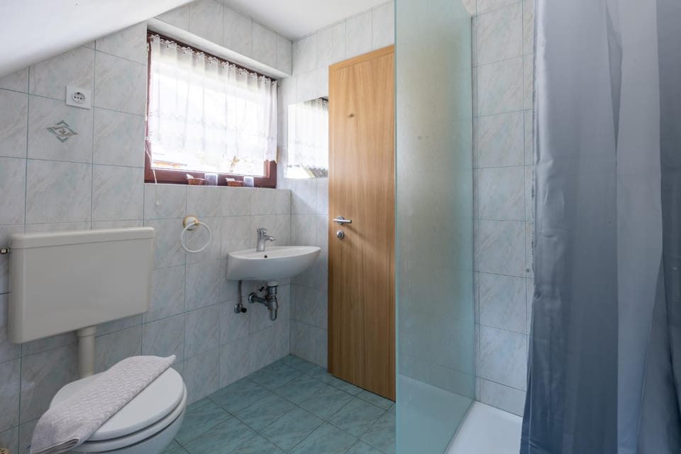 Shower, Toilet, Bathroom, towels
