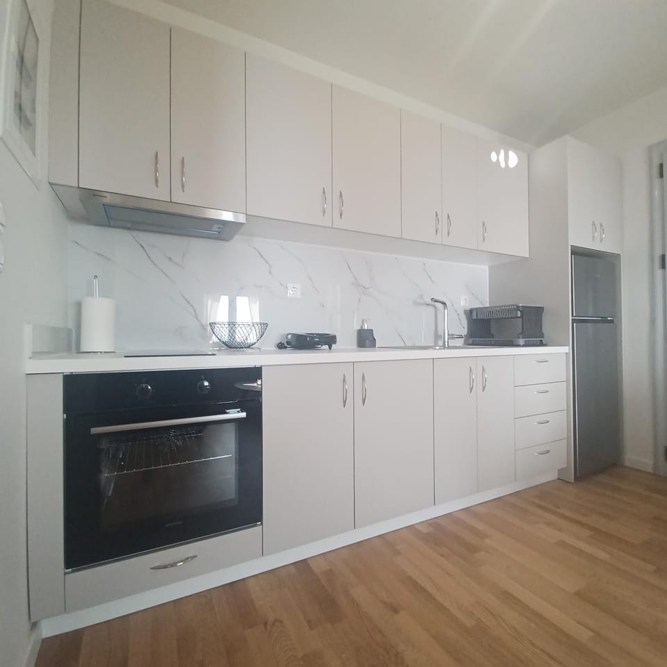 Kitchen or kitchenette, pet friendly, stove
