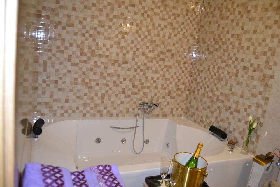 Shower, Bathroom, Spa and wellness centre/facilities