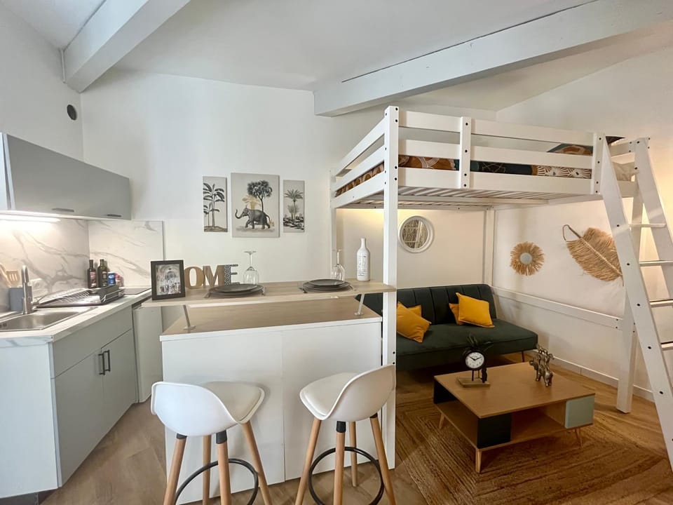 Bed, Kitchen or kitchenette, Living room