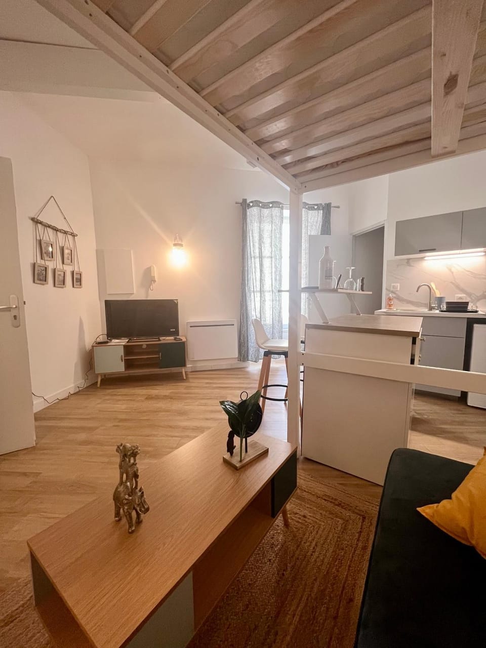 TV and multimedia, Kitchen or kitchenette, Living room