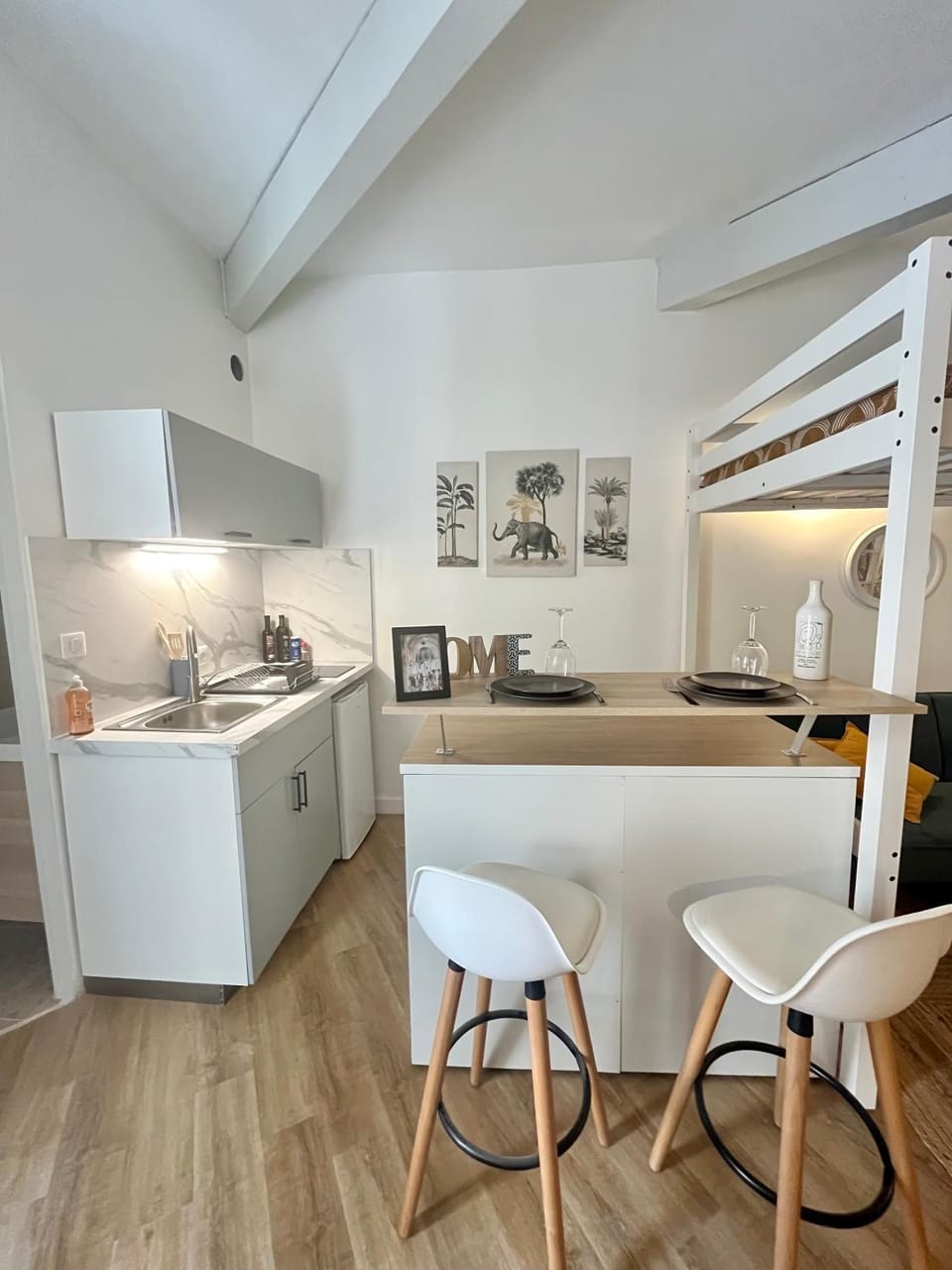 Kitchen or kitchenette, Dining area