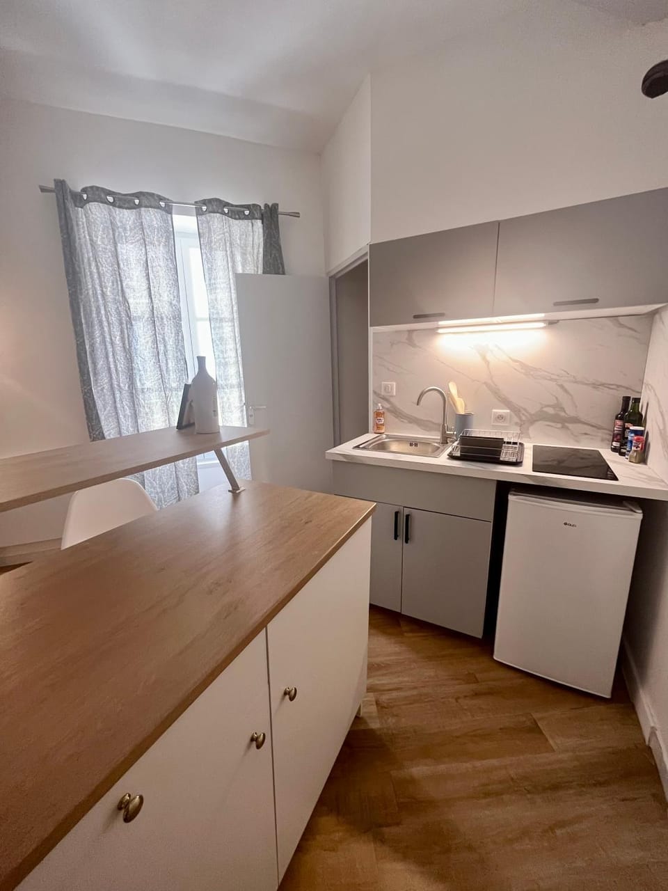 Kitchen or kitchenette, Dining area