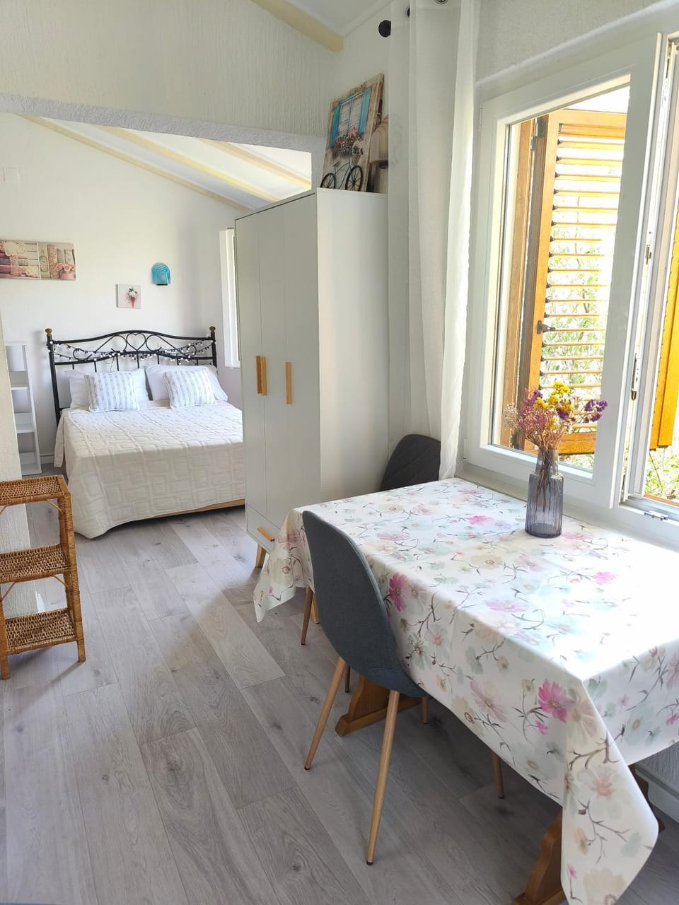 Photo of the whole room
