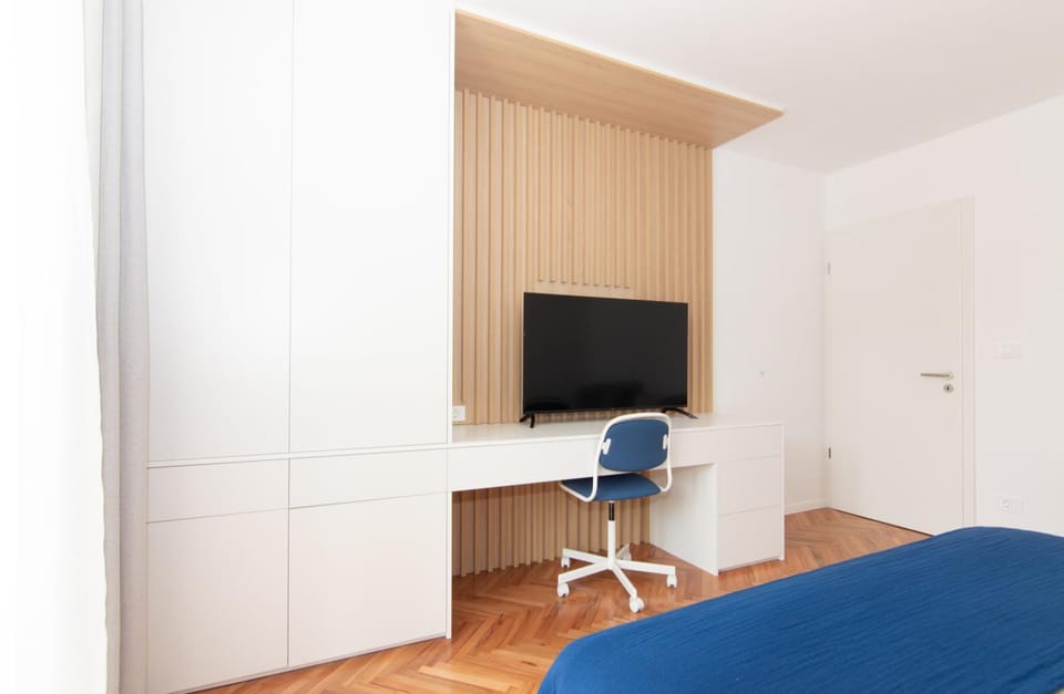 Bed, TV and multimedia, Photo of the whole room, Bedroom