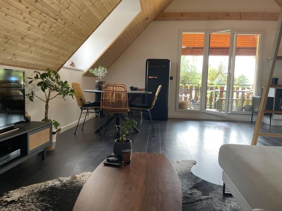 Communal lounge/ TV room, TV and multimedia, Living room, Seating area, Dining area