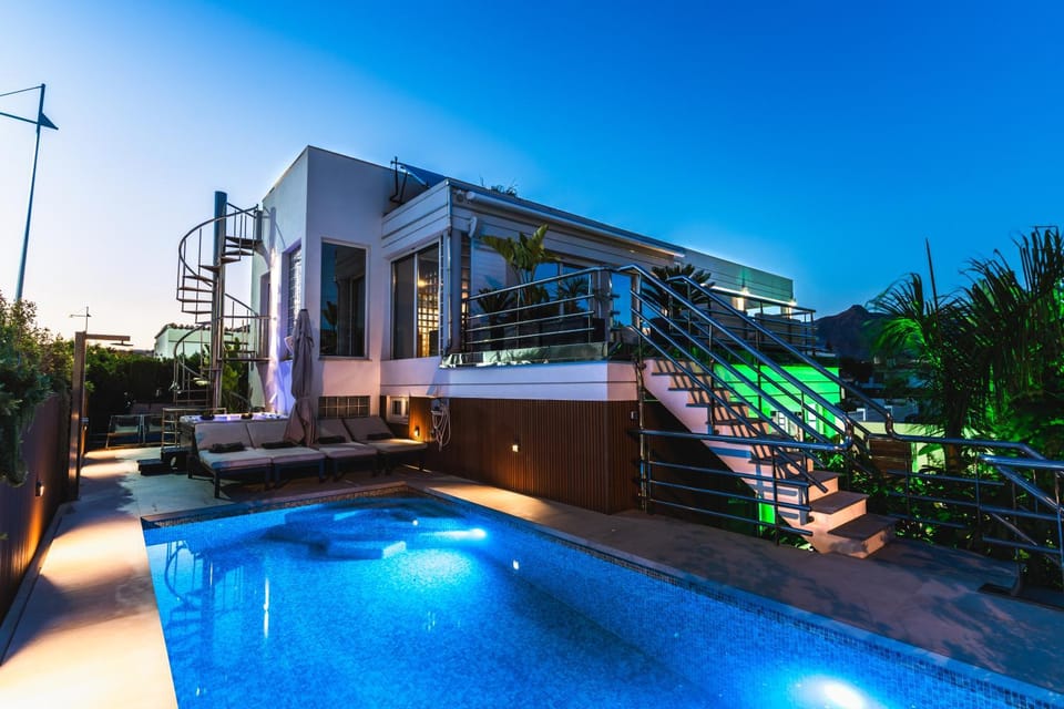 Property building, Pool view, Swimming pool