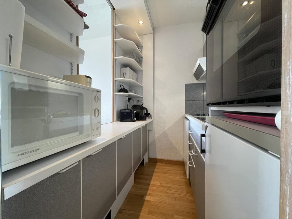 Kitchen or kitchenette, oven