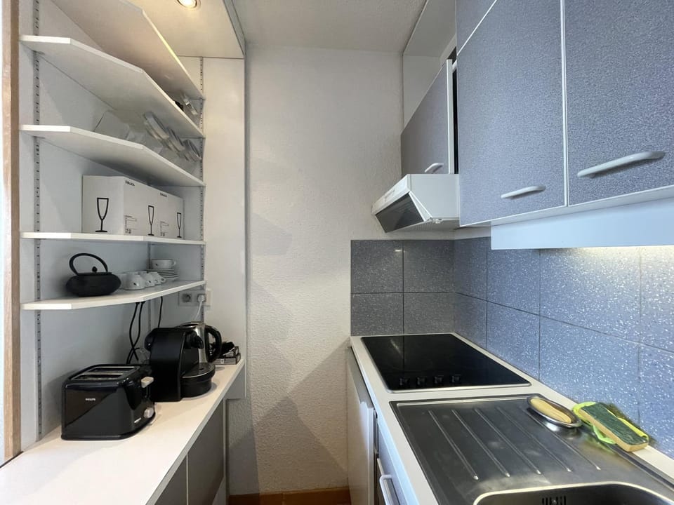 Coffee/tea facilities, Kitchen or kitchenette, stove, toaster