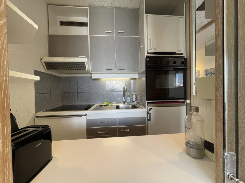 Kitchen or kitchenette, oven, stove