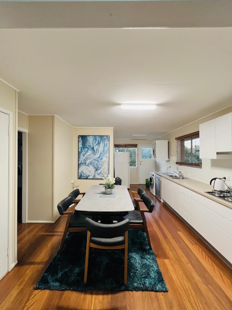 Kitchen or kitchenette, Dining area