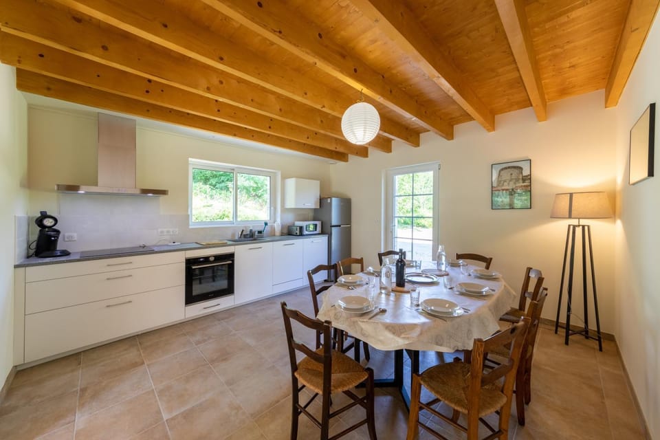 Kitchen or kitchenette, Dining area