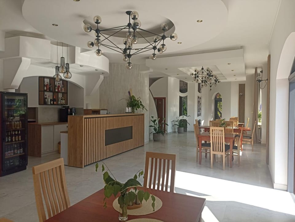 Restaurant/places to eat, Lounge or bar