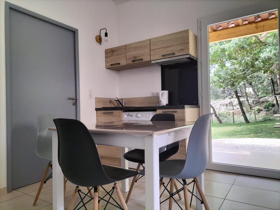 Kitchen or kitchenette, Dining area