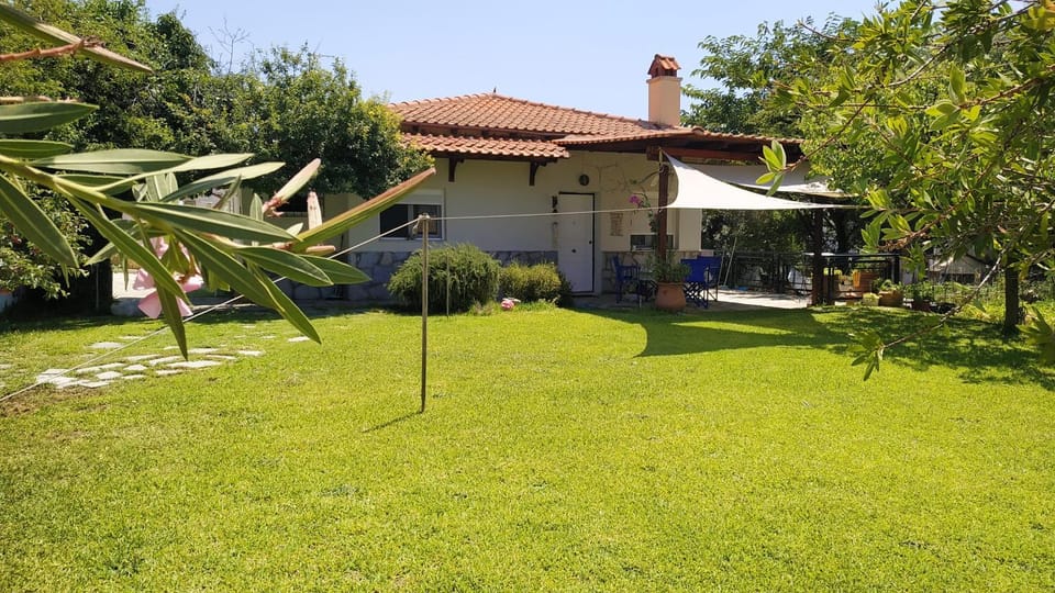 Property building, Day, Natural landscape, Garden, Garden view