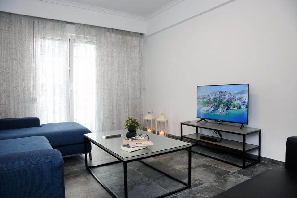 Communal lounge/ TV room, TV and multimedia, Living room, Seating area, Evening entertainment