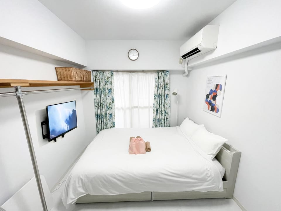 Bed, TV and multimedia, Bedroom, towels, air conditioner