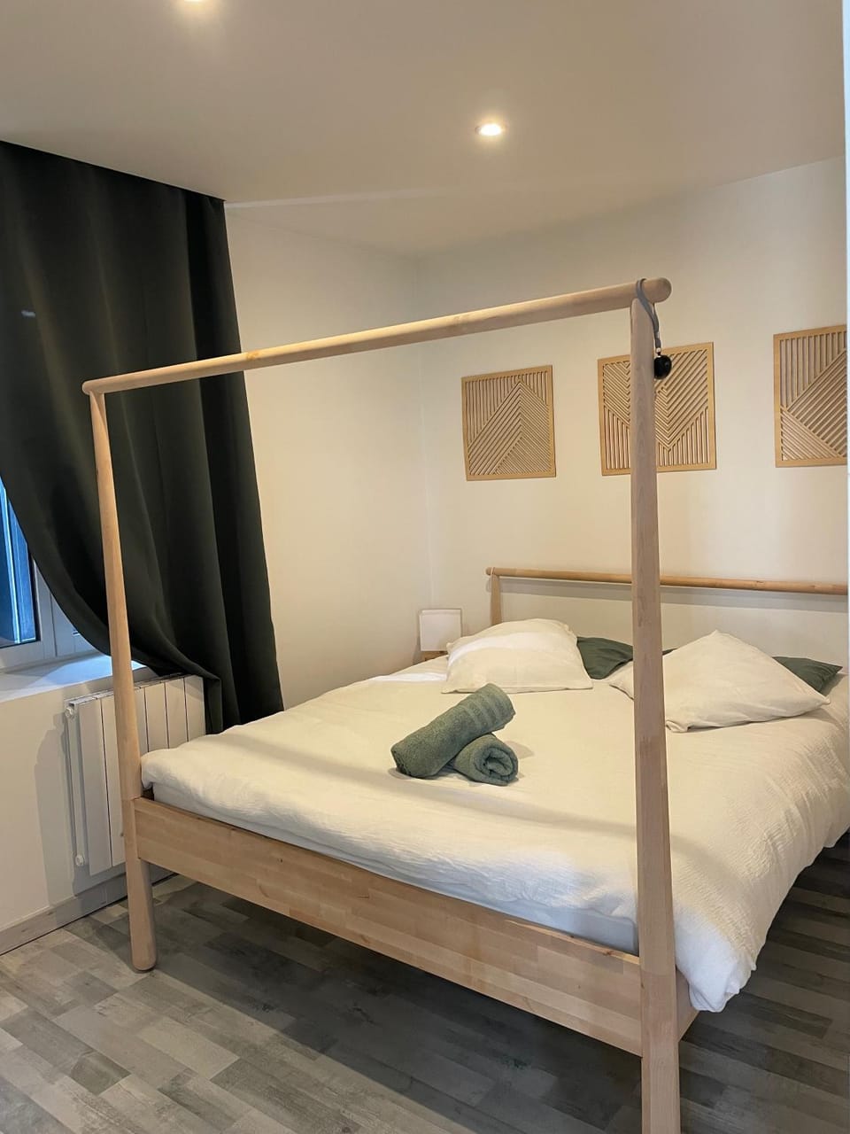 Bed, Bedroom, towels
