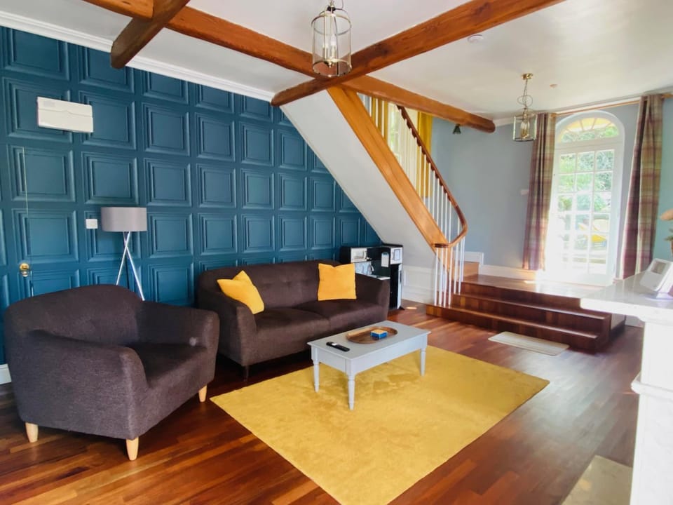 Coffee/tea facilities, Living room, Seating area