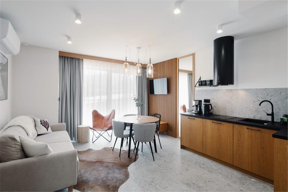 TV and multimedia, Coffee/tea facilities, Kitchen or kitchenette, Living room, Seating area, Dining area, stove