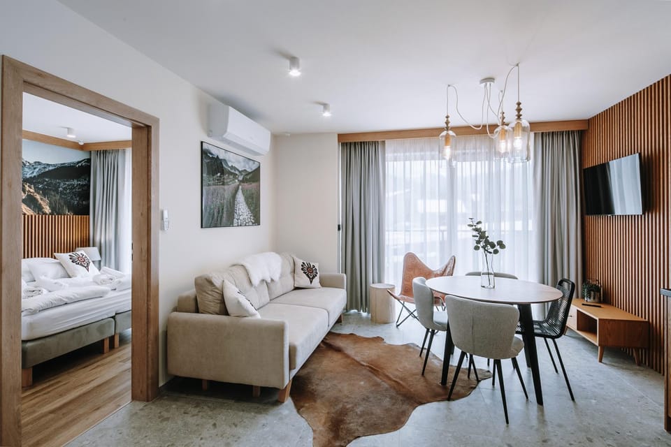 Bed, TV and multimedia, Living room, Photo of the whole room, Seating area, Dining area
