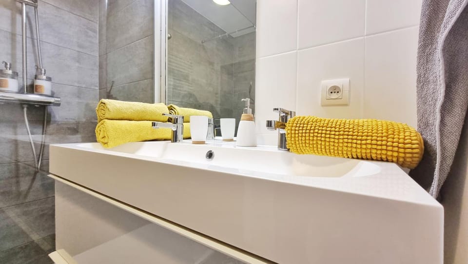 Bathroom, towels