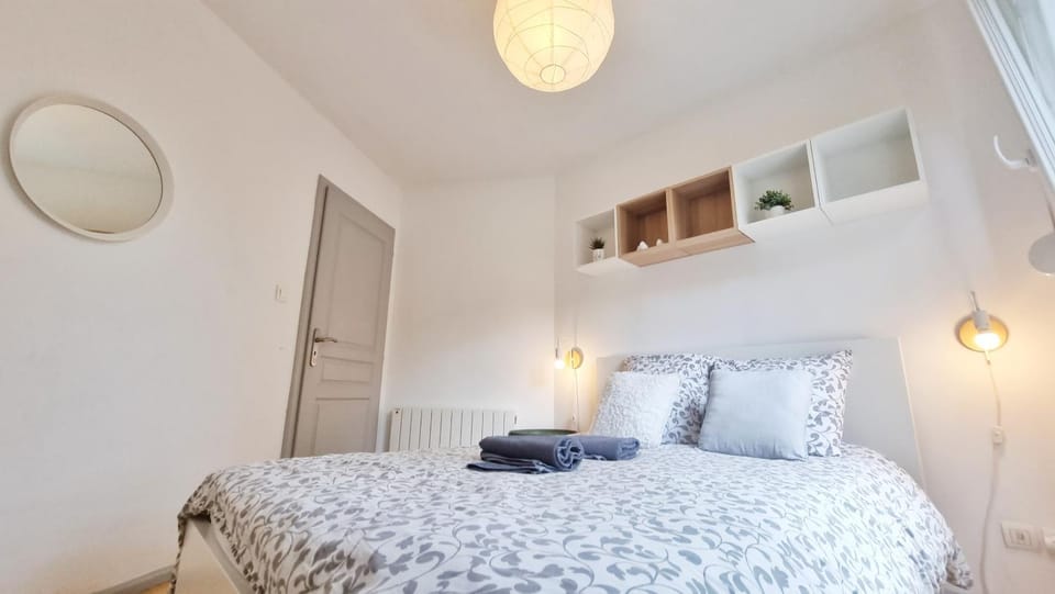 Bed, Photo of the whole room, Decorative detail, Bedroom, towels