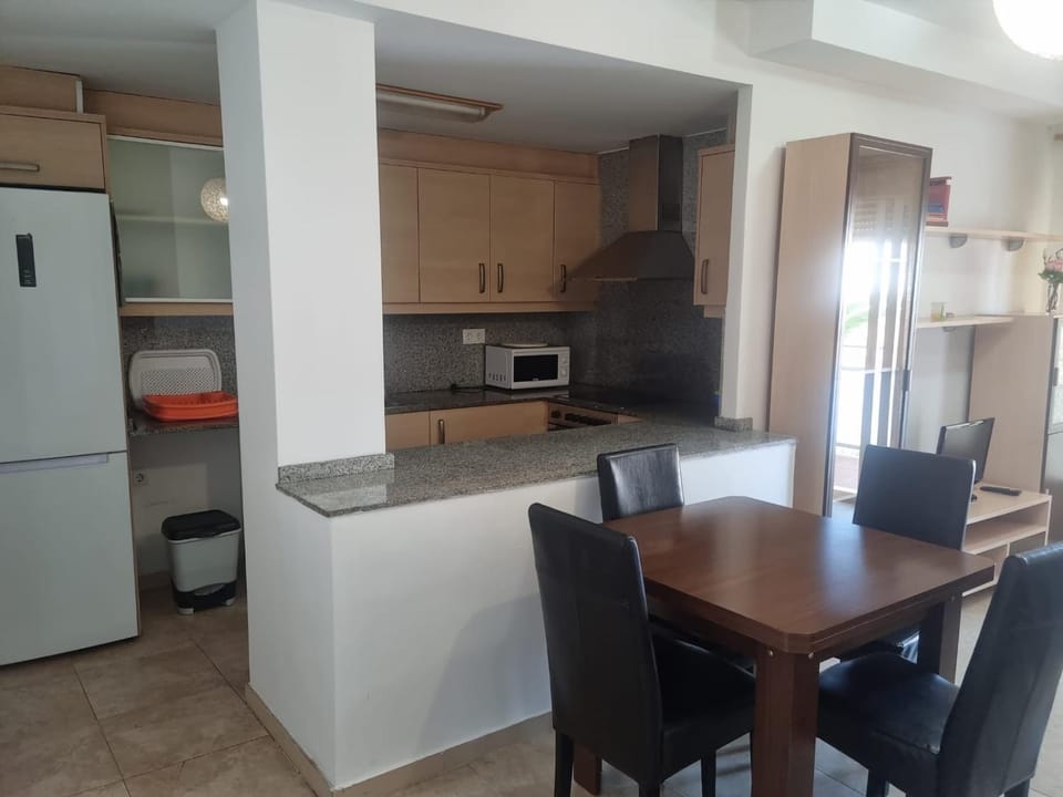 Kitchen or kitchenette, Dining area, minibar