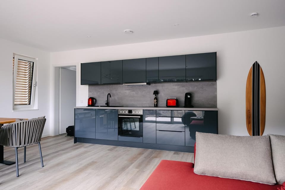 Coffee/tea facilities, Kitchen or kitchenette, Dining area, stove