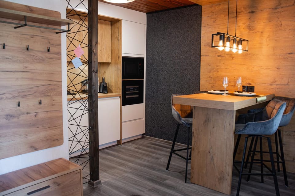 Kitchen or kitchenette, Dining area