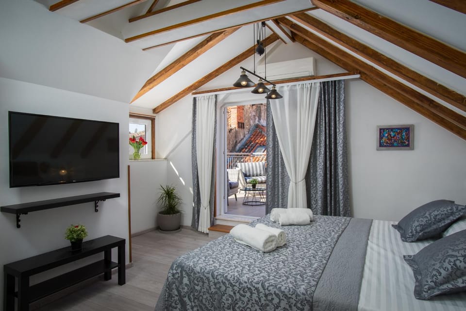 Bed, TV and multimedia, Photo of the whole room, Bedroom, towels