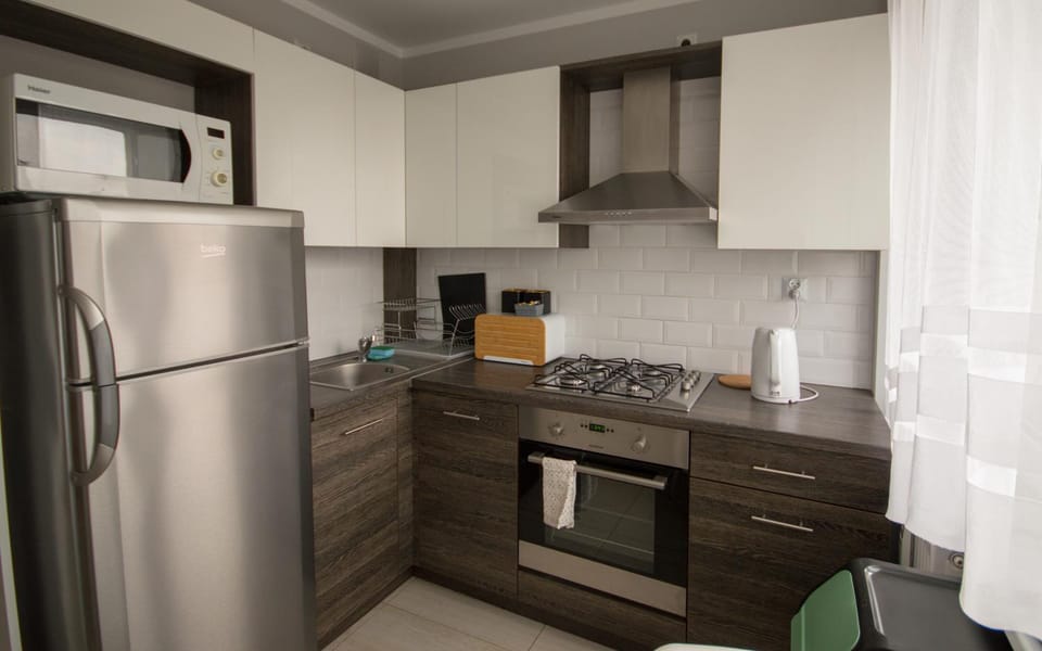 Coffee/tea facilities, Kitchen or kitchenette, oven, stove
