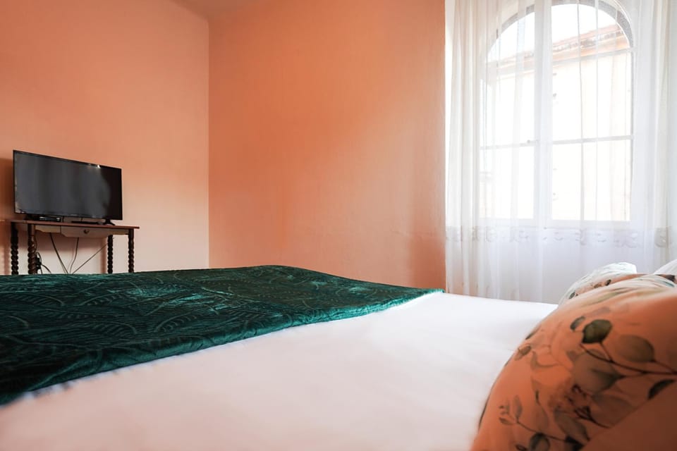Bed, TV and multimedia, Bedroom